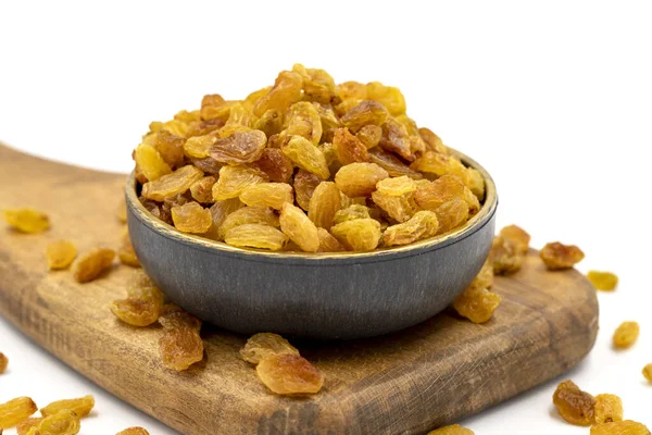 Beyaz arka planda kuru üzümler. Sağlıklı ve özgür