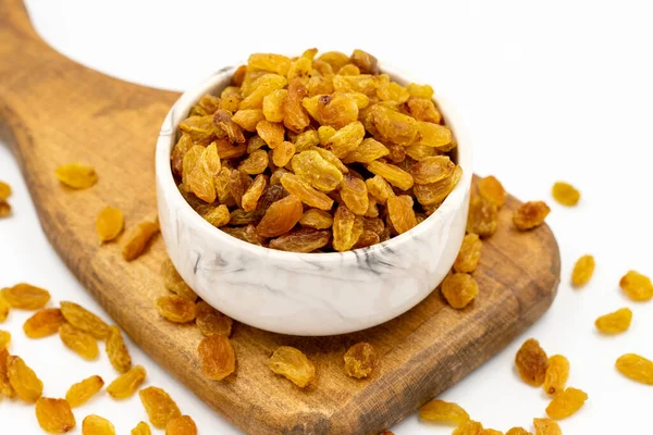 Beyaz arka planda kuru üzümler. Sağlıklı ve özgür