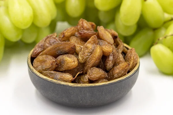 Dried Raisins White Background Raw Grapes Raisins Healthy Fresh Nuts — Stock Photo, Image