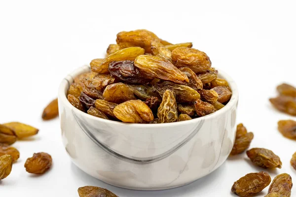 Beyaz arka planda kuru üzümler. Çiğ üzüm ve kuru üzüm. Sağlıklı ve taze fındık. Yakın plan. Yerel adı besni uzum