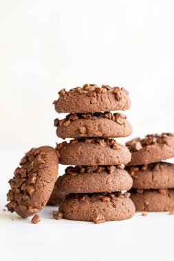 Beyaz arka planda çikolatalı kurabiyeler. yakın plan