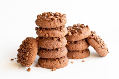 Beyaz arka planda çikolatalı kurabiyeler. yakın plan