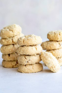 Beyaz arka planda un kurabiyeleri. yakın plan