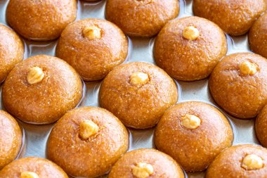 Sekerpare tatlı. Geleneksel Türk mutfağı lezzetleri. Kapat.