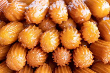 Tulumba tatlısı. Geleneksel Türk mutfağı lezzetleri. Kapat.