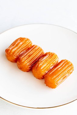 Tulumba tatlısı. Geleneksel Türk mutfağı lezzetleri. Kapat.