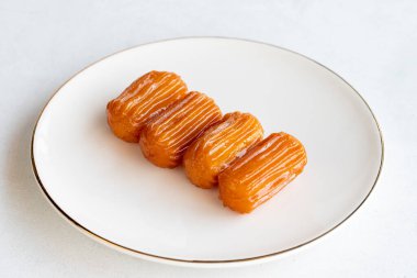 Tulumba tatlısı. Geleneksel Türk mutfağı lezzetleri. Kapat.