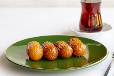 Tulumba tatlısı. Geleneksel Türk mutfağı lezzetleri. Kapat.