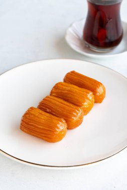 Tulumba tatlısı. Geleneksel Türk mutfağı lezzetleri. Kapat.