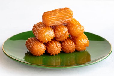 Tulumba tatlısı. Geleneksel Türk mutfağı lezzetleri. Kapat.