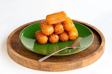 Tulumba tatlısı. Geleneksel Türk mutfağı lezzetleri. Kapat.