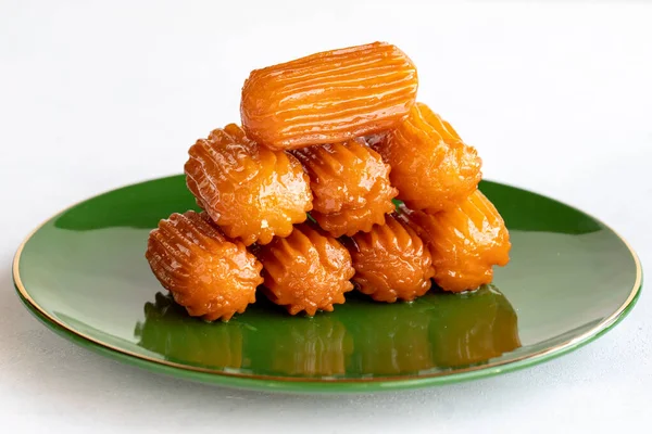 Tulumba tatlısı. Geleneksel Türk mutfağı lezzetleri. Kapat.