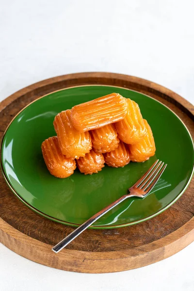 Tulumba tatlısı. Geleneksel Türk mutfağı lezzetleri. Kapat.