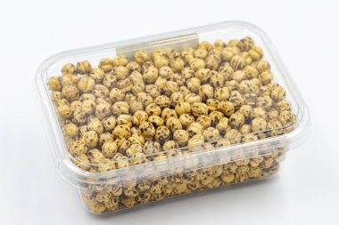 Beyaz arka planda kavrulmuş nohut paketleri. Yakın plan. yerel adı leblebi