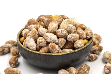 Beyaz arka planda tuzlu fıstık çekirdeği. Yakın plan. yerel adı tuzlu yer fistigi