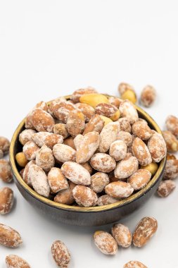 Beyaz arka planda tuzlu fıstık çekirdeği. Yakın plan. yerel adı tuzlu yer fistigi