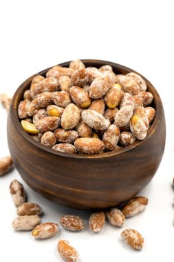 Beyaz arka planda tuzlu fıstık çekirdeği. Yakın plan. yerel adı tuzlu yer fistigi