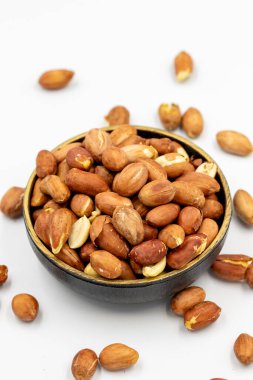 Beyaz arka planda yer fıstığı çekirdeği. Yakın plan. yerel isim yer fistigi