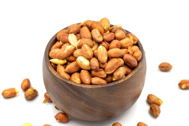 Beyaz arka planda yer fıstığı çekirdeği. Yakın plan. yerel isim yer fistigi