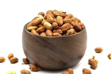 Beyaz arka planda yer fıstığı çekirdeği. Yakın plan. yerel isim yer fistigi