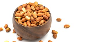 Beyaz arka planda yer fıstığı çekirdeği. Yakın plan. Uzayı kopyala Mesaj için yer var. Yerel isim yer fistigi