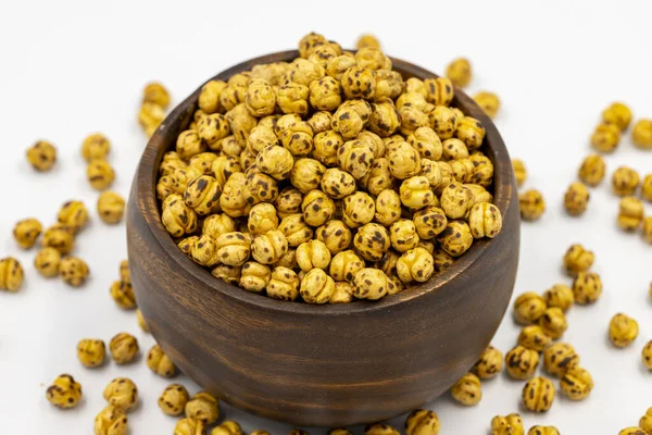 Beyaz arka planda kavrulmuş nohut. Yakın plan. yerel adı leblebi