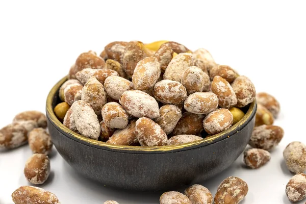 Beyaz arka planda tuzlu fıstık çekirdeği. Yakın plan. yerel adı tuzlu yer fistigi