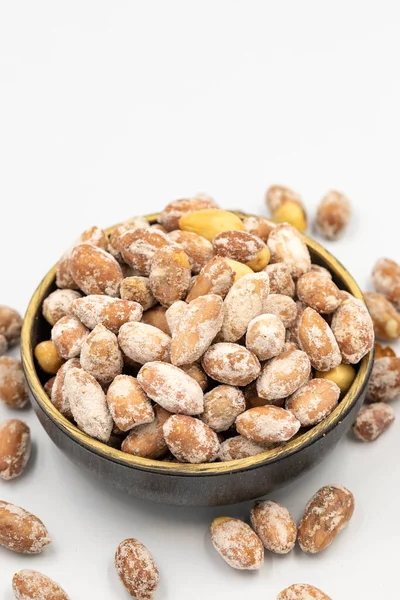 Beyaz arka planda tuzlu fıstık çekirdeği. Yakın plan. yerel adı tuzlu yer fistigi