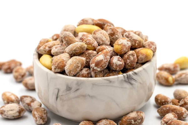 Beyaz arka planda tuzlu fıstık çekirdeği. Yakın plan. yerel adı tuzlu yer fistigi