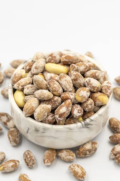 Beyaz arka planda tuzlu fıstık çekirdeği. Yakın plan. yerel adı tuzlu yer fistigi