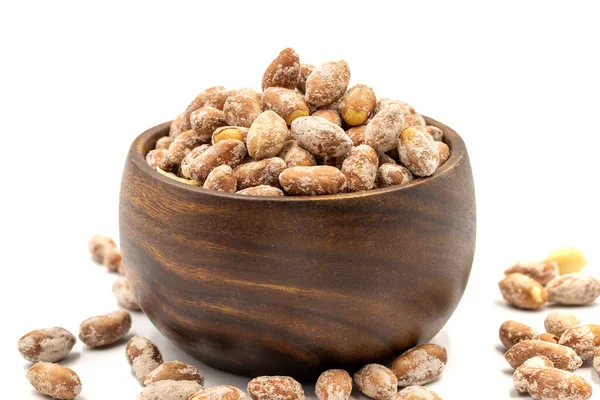 Beyaz arka planda tuzlu fıstık çekirdeği. Yakın plan. yerel adı tuzlu yer fistigi