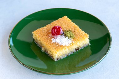 Beyaz arka planda fıstıklı Kadayif tatlısı. Geleneksel Türk mutfağı lezzetleri. Kapat.