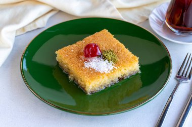 Beyaz arka planda fıstıklı Kadayif tatlısı. Geleneksel Türk mutfağı lezzetleri. Kapat.