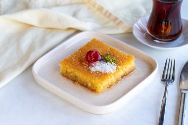 Beyaz arka planda fıstıklı Kadayif tatlısı. Geleneksel Türk mutfağı lezzetleri. Kapat.