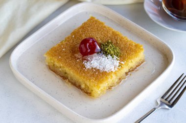 Beyaz arka planda fıstıklı Kadayif tatlısı. Geleneksel Türk mutfağı lezzetleri. Kapat.
