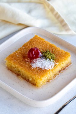 Beyaz arka planda fıstıklı Kadayif tatlısı. Geleneksel Türk mutfağı lezzetleri. Kapat.