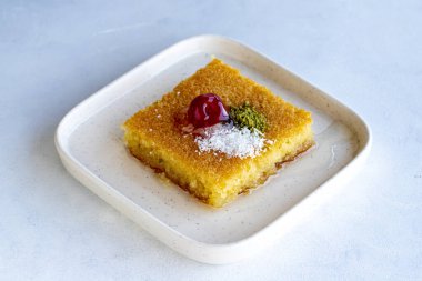 Beyaz arka planda fıstıklı Kadayif tatlısı. Geleneksel Türk mutfağı lezzetleri. Kapat.