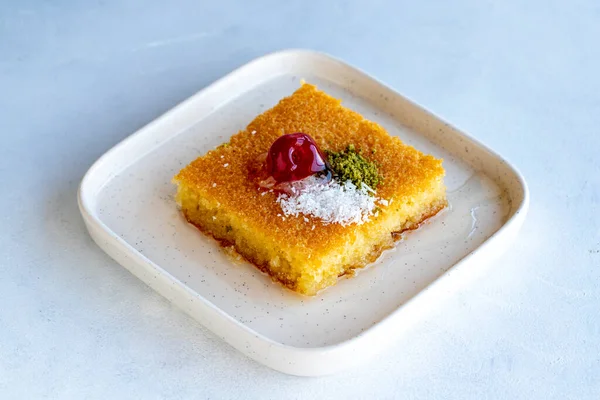Beyaz arka planda fıstıklı Kadayif tatlısı. Geleneksel Türk mutfağı lezzetleri. Kapat.