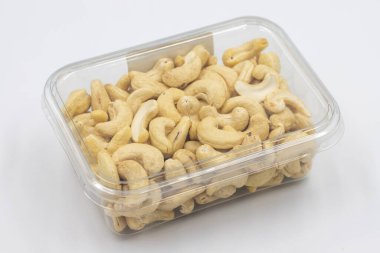 Beyaz arka planda izole edilmiş kaju fıstığı paketi. Organik fındık. Kapat.