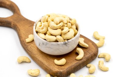 Beyaz arka planda izole edilmiş kaju fıstığı. Organik fındık. Kapat.