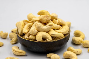 Beyaz arka planda izole edilmiş kaju fıstığı. Organik fındık. Kapat.