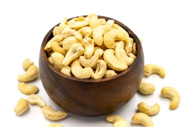 Beyaz arka planda izole edilmiş kaju fıstığı. Organik fındık. Kapat.