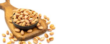 Beyaz arka planda fıstık var. Organik fındık. Kapat.