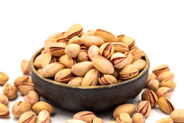 Beyaz arka planda fıstık var. Organik fındık. Kapat.