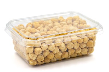 Beyaz arka planda izole edilmiş kavrulmuş fındıklı paket. Organik fındık. Kapat.