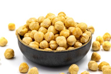 Beyaz arka planda izole edilmiş kavrulmuş fındık. Organik fındık. Kapat.