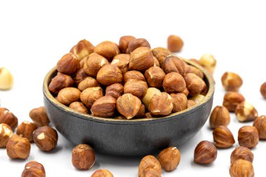 Fındık fıstığı beyaz arka planda izole edilmiş. Organik fındık. Kapat.