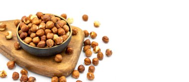 Fındık fıstığı beyaz arka planda izole edilmiş. Organik fındık. Kapat.