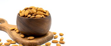 Beyaz arka planda izole edilmiş badem fıstıkları. Organik fındık. Kapat.