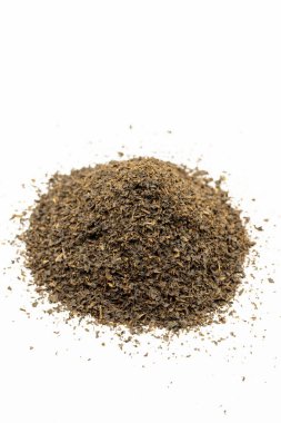 Beyaz arka planda izole edilmiş siyah çay. Kapat.